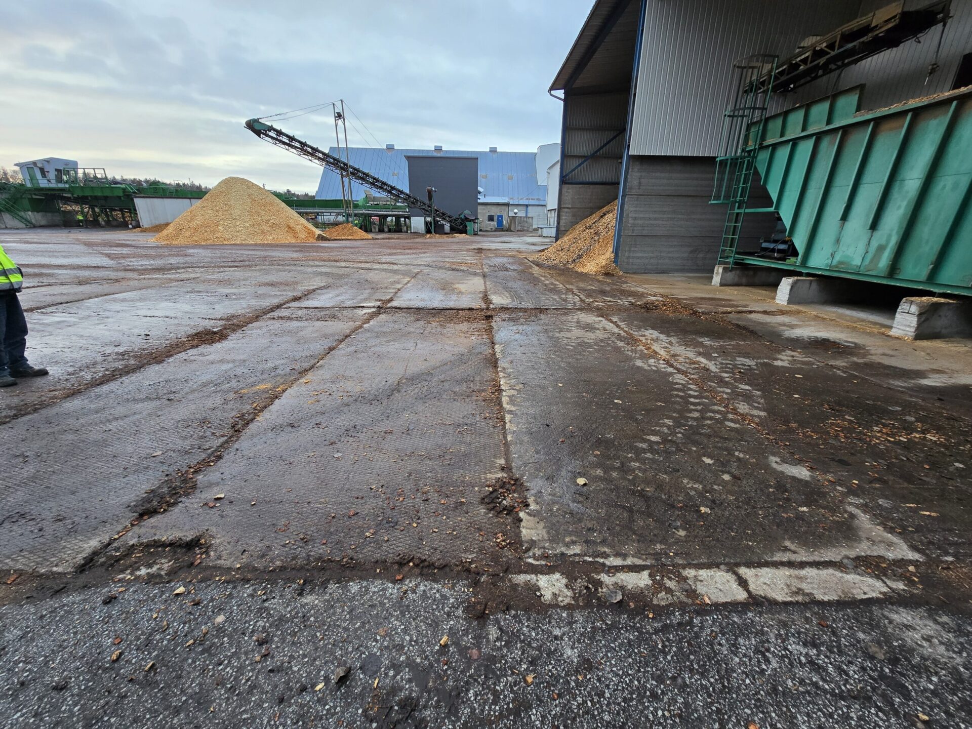 Outdoor industrial concrete slab settlement caused by subsoil degradation
